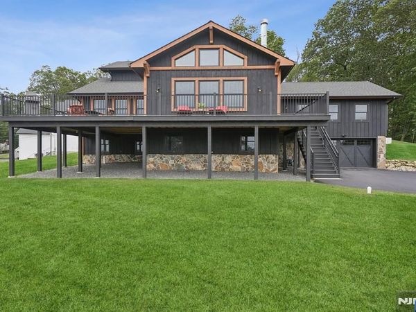 8 Sutton Road, HOPATCONG, NJ 07843