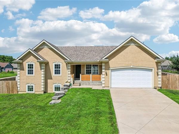 1322 S Greenwood Drive, Tonganoxie, KS 66086