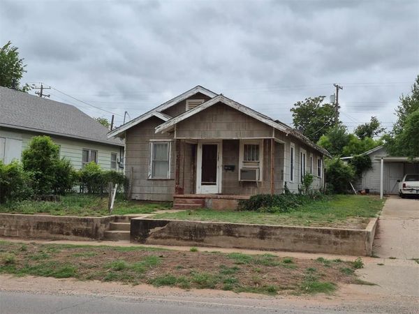 404 N 6th Street, Clinton, OK 73601