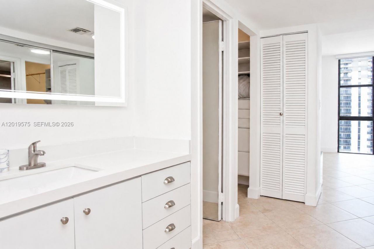 3675 N Country Club Dr, Unit 1903, Aventura, FL 33180 Photo