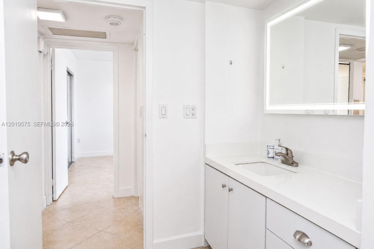 3675 N Country Club Dr, Unit 1903, Aventura, FL 33180 Photo