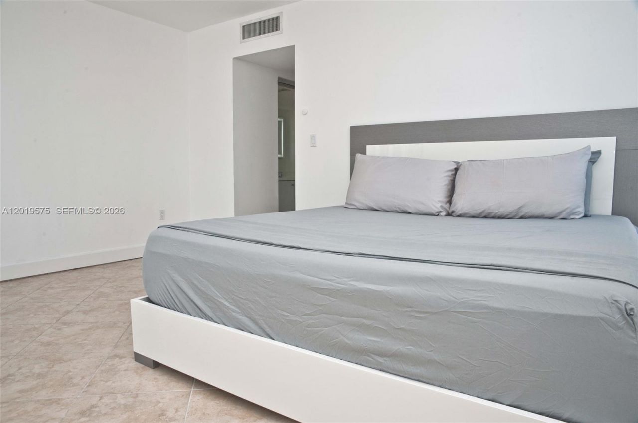3675 N Country Club Dr, Unit 1903, Aventura, FL 33180 Photo