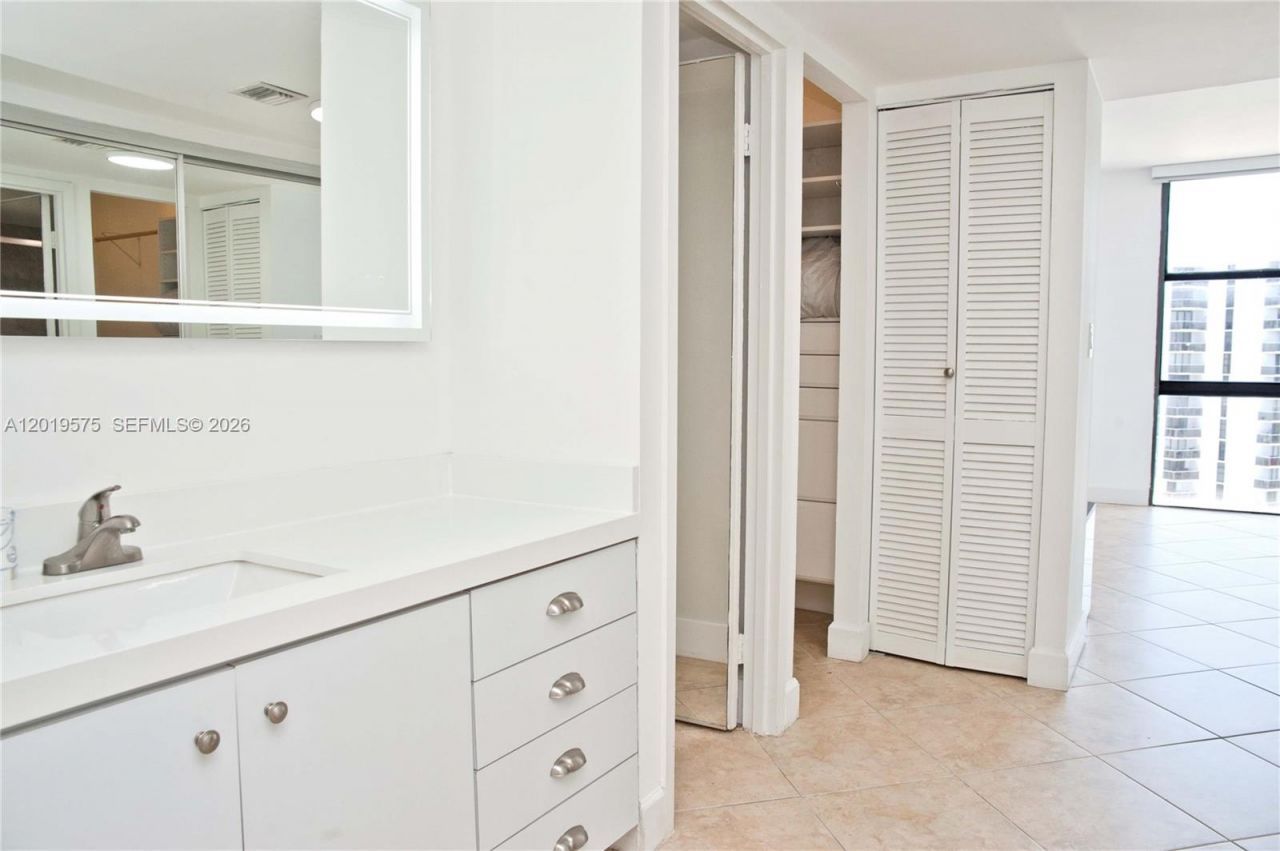 3675 N Country Club Dr, Unit 1903, Aventura, FL 33180 Photo
