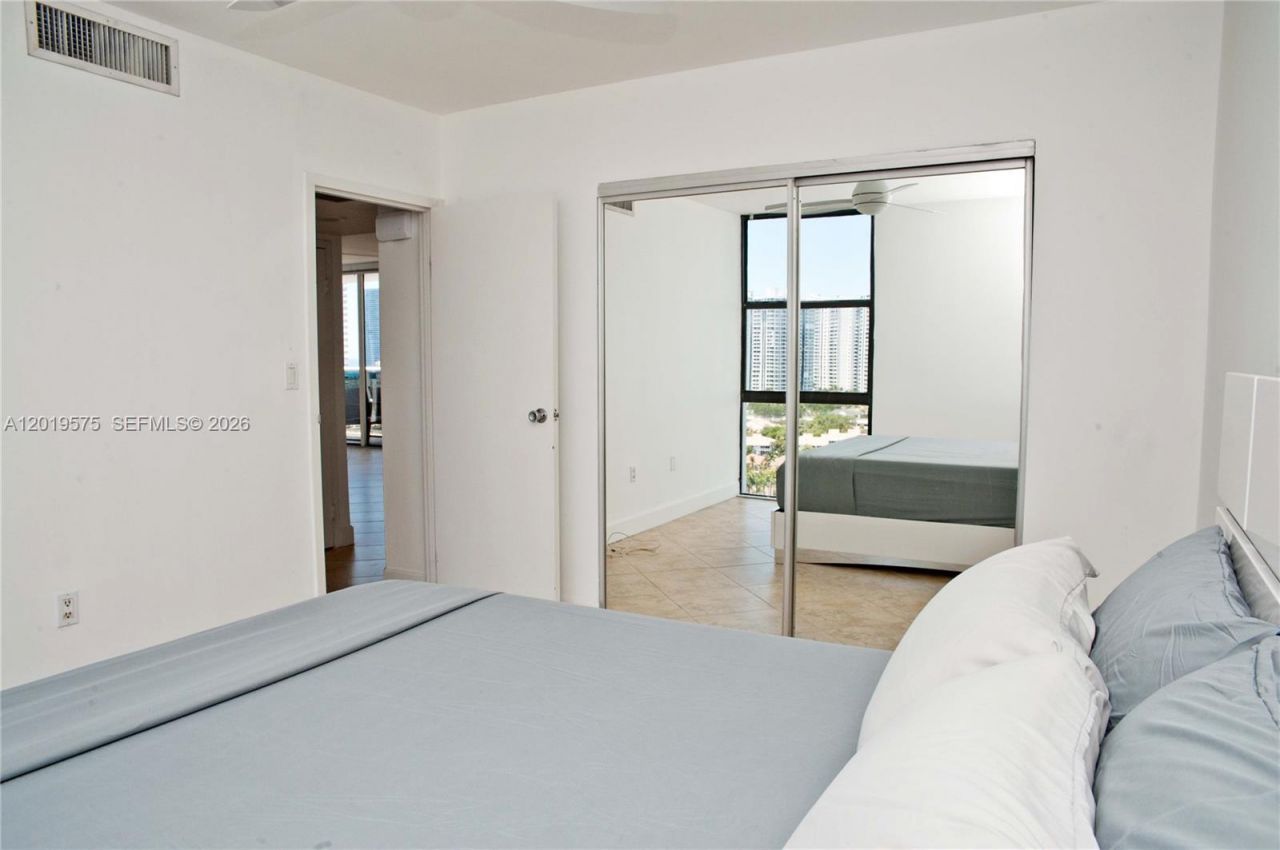 3675 N Country Club Dr, Unit 1903, Aventura, FL 33180 Photo