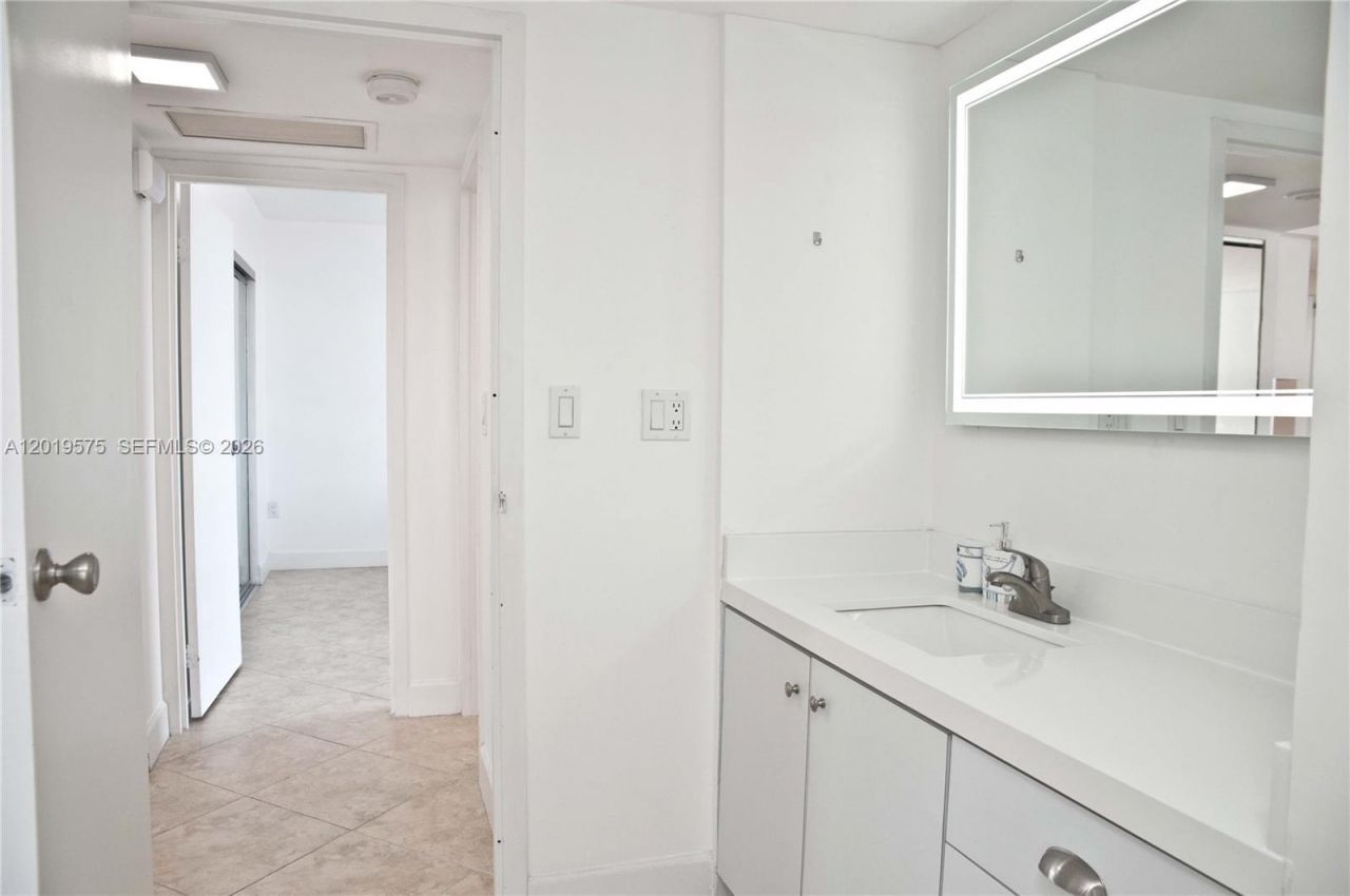 3675 N Country Club Dr, Unit 1903, Aventura, FL 33180 Photo
