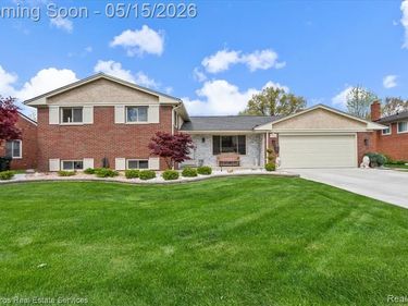1024 Blairmoor Court, Grosse Pointe Woods, MI 48236