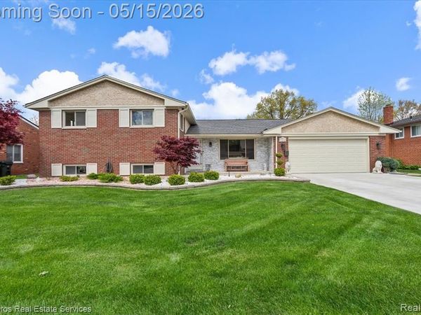 1024 Blairmoor Court, Grosse Pointe Woods, MI 48236
