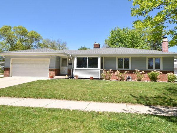 1526 Greenway Ter, Waukesha, WI 53186
