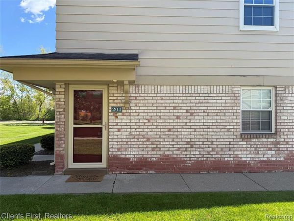 204 Princeton Drive, South Lyon, MI 48178