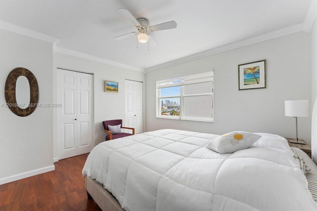 121 Golden Isles Dr , Unit 707, Hallandale Beach, FL 33009 Photo