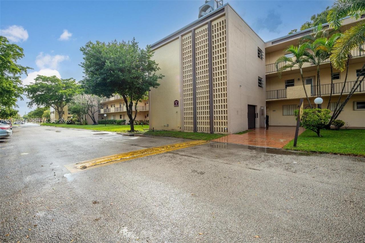 300 Berkley Rd, Unit 212, Hollywood, FL 33024 Photo