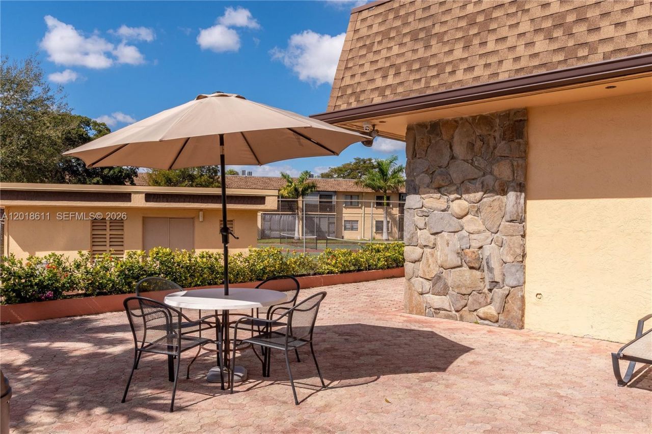 300 Berkley Rd, Unit 212, Hollywood, FL 33024 Photo