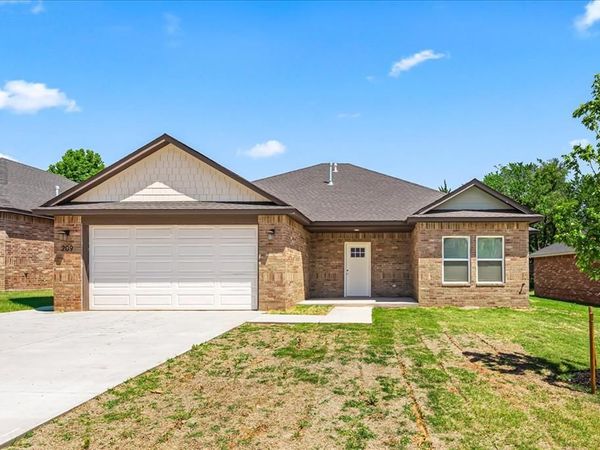 209 E Abbot Lane, Mustang, OK 73064