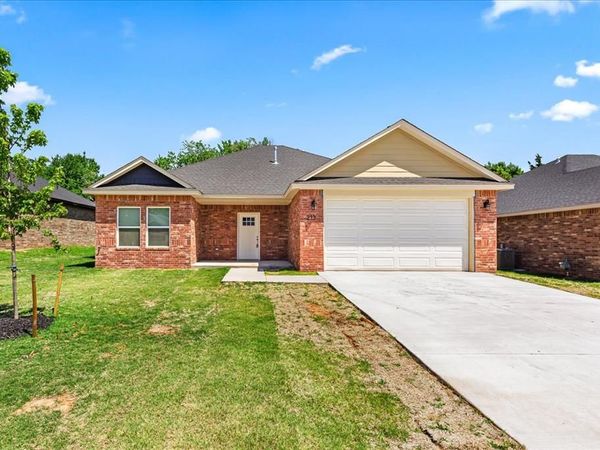 213 E Abbot Lane, Mustang, OK 73064