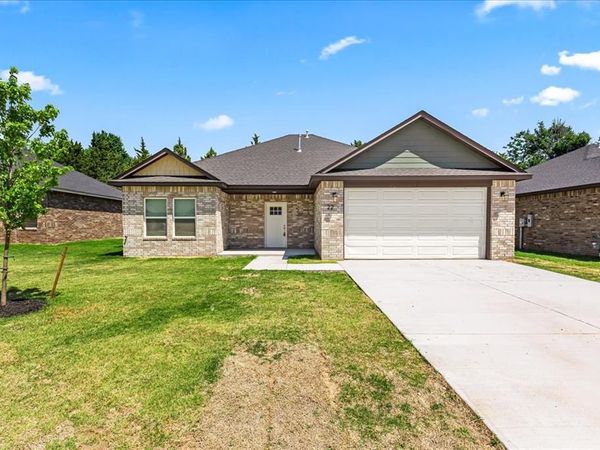 221 E Abbot Lane, Mustang, OK 73064