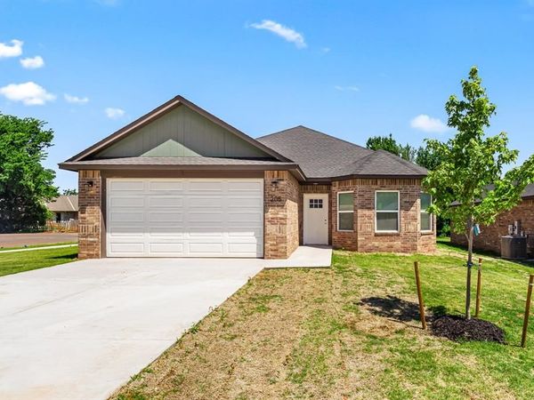 205 E Abbot Lane, Mustang, OK 73064