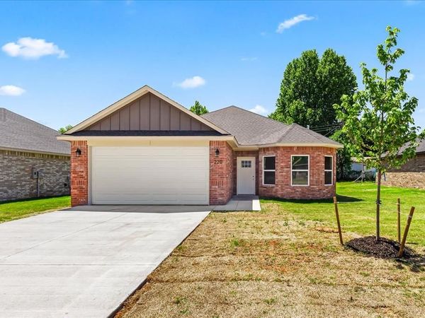 220 E Abbot Lane, Mustang, OK 73064