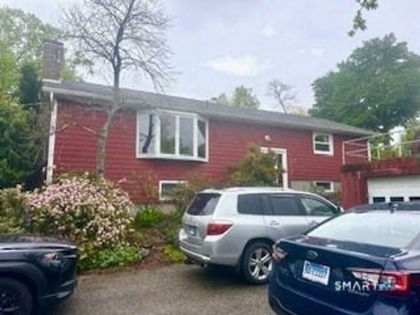 13 Broken Arrow , Hamden, CT 06518