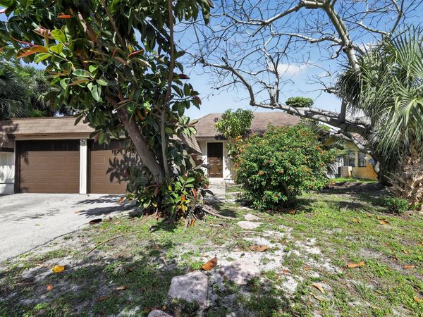 748 Place Chateau, Delray Beach, FL 33445