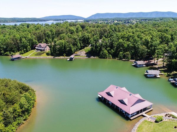 50 Sapphire LN , Moneta, VA 24121