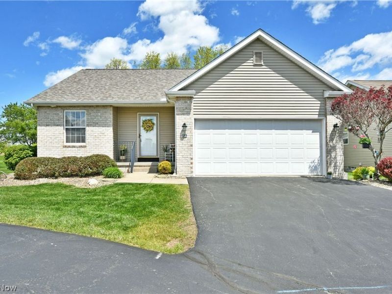 11 Danbury Court NW, Warren, OH 44481 Photo 1