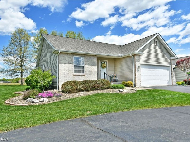 11 Danbury Court NW, Warren, OH 44481 Photo 2