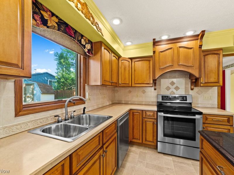 126 Wilshire Court, Elyria, OH 44035 Photo 9
