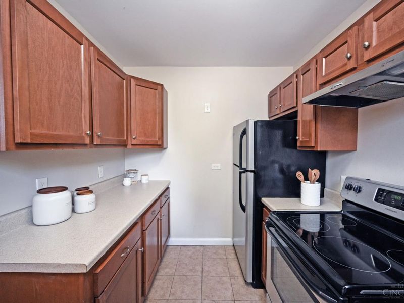 27 Andover Road, Greenhills, OH 45218 Photo 4