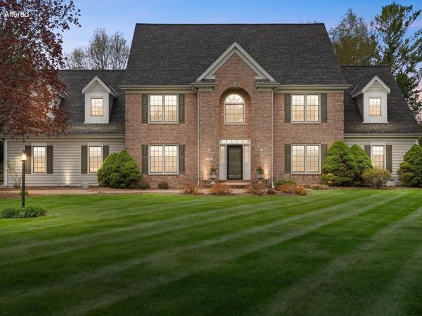 126 Hickory DRIVE, Delafield, WI 53018