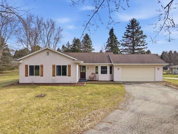 627 Prairie View DRIVE, North Prairie, WI 53153