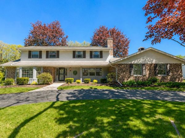 18120 Le Chateau DRIVE, Brookfield, WI 53045