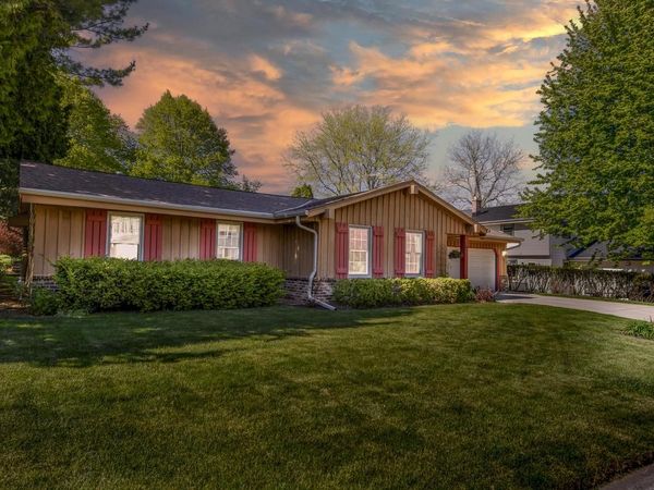 2204 Hunting Ridge ROAD, Waukesha, WI 53188