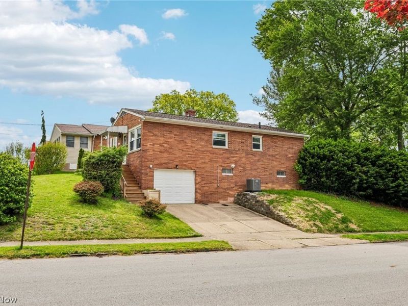 322 E Cassell Avenue, Barberton, OH 44203 Photo 2