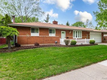 36271 Suffolk Street, Clinton Twp, MI 48035