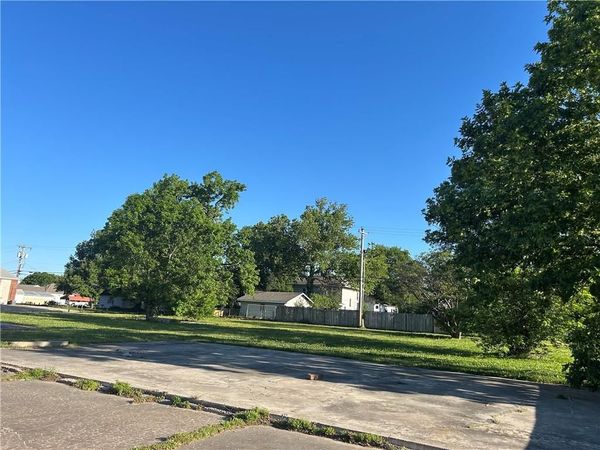 1412 W 8th Street, Coffeyville, KS 67337