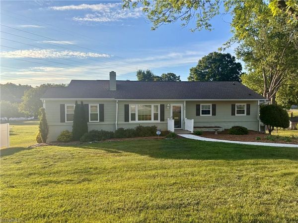 590 N Peace Haven Road , Winston-Salem, NC 27104