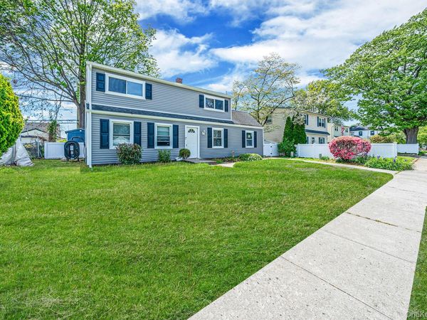 48 Hollyhock Road , Levittown, NY 11756