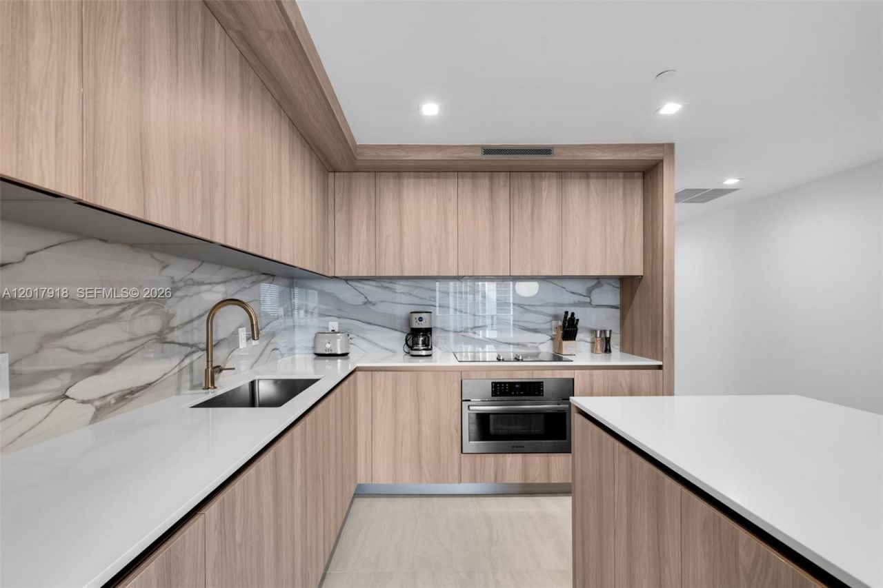 77 SE 5 , Unit 1601, Miami, FL 33131 Photo