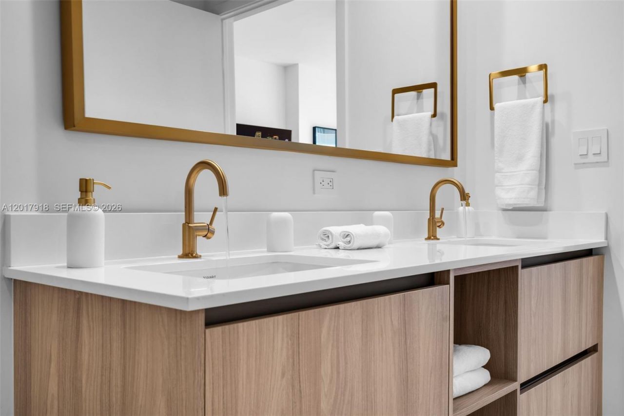 77 SE 5 , Unit 1601, Miami, FL 33131 Photo