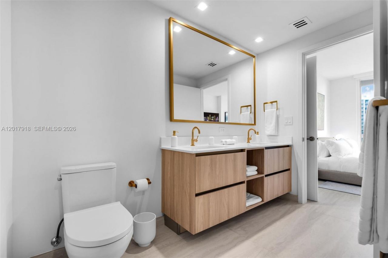77 SE 5 , Unit 1601, Miami, FL 33131 Photo