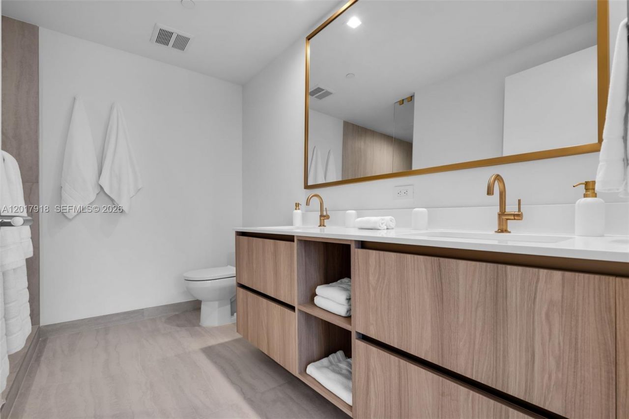 77 SE 5 , Unit 1601, Miami, FL 33131 Photo