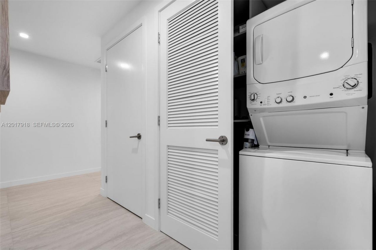 77 SE 5 , Unit 1601, Miami, FL 33131 Photo