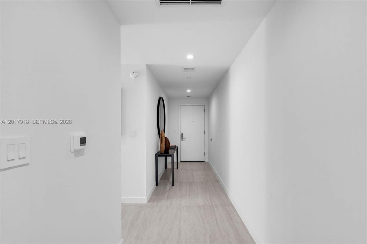 77 SE 5 , Unit 1601, Miami, FL 33131 Photo