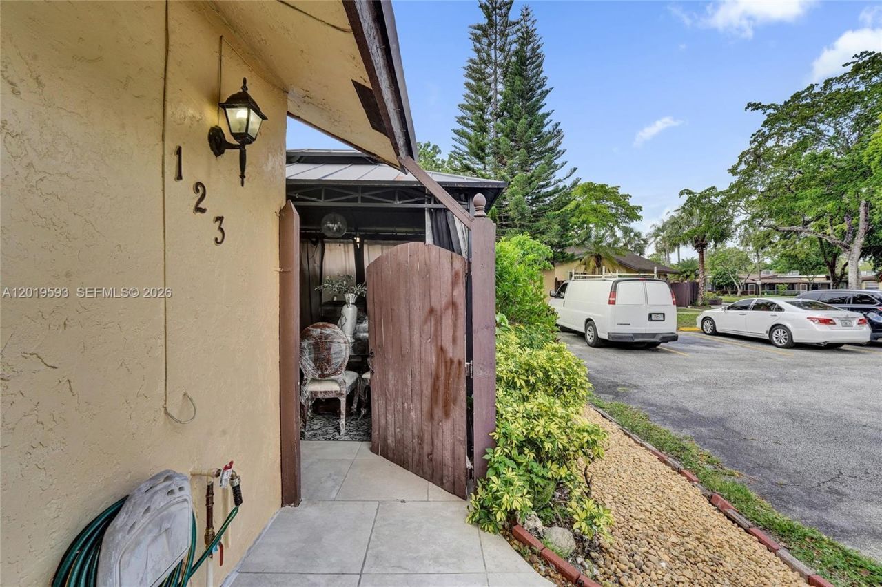 123 Briarwood Cir, Unit 2-5, Hollywood, FL 33024 Photo