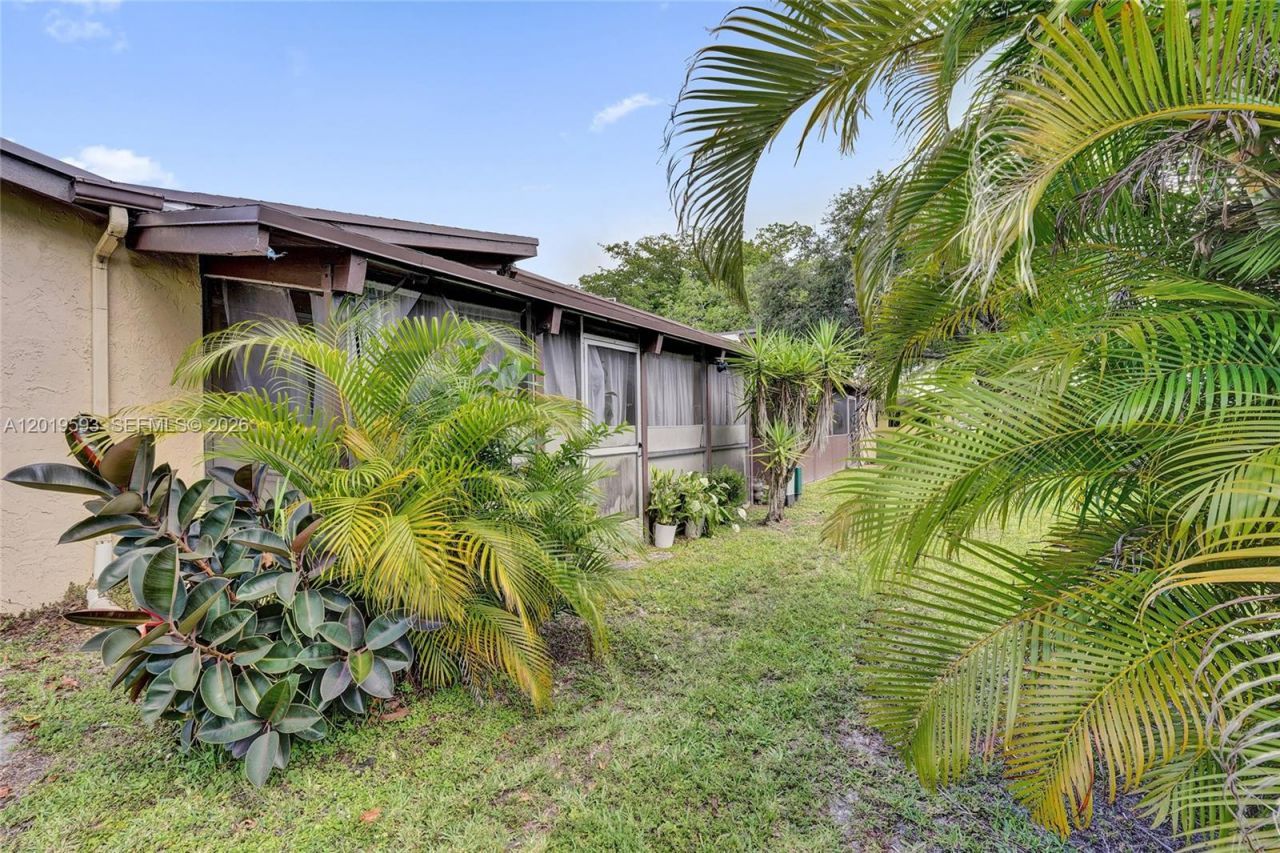 123 Briarwood Cir, Unit 2-5, Hollywood, FL 33024 Photo