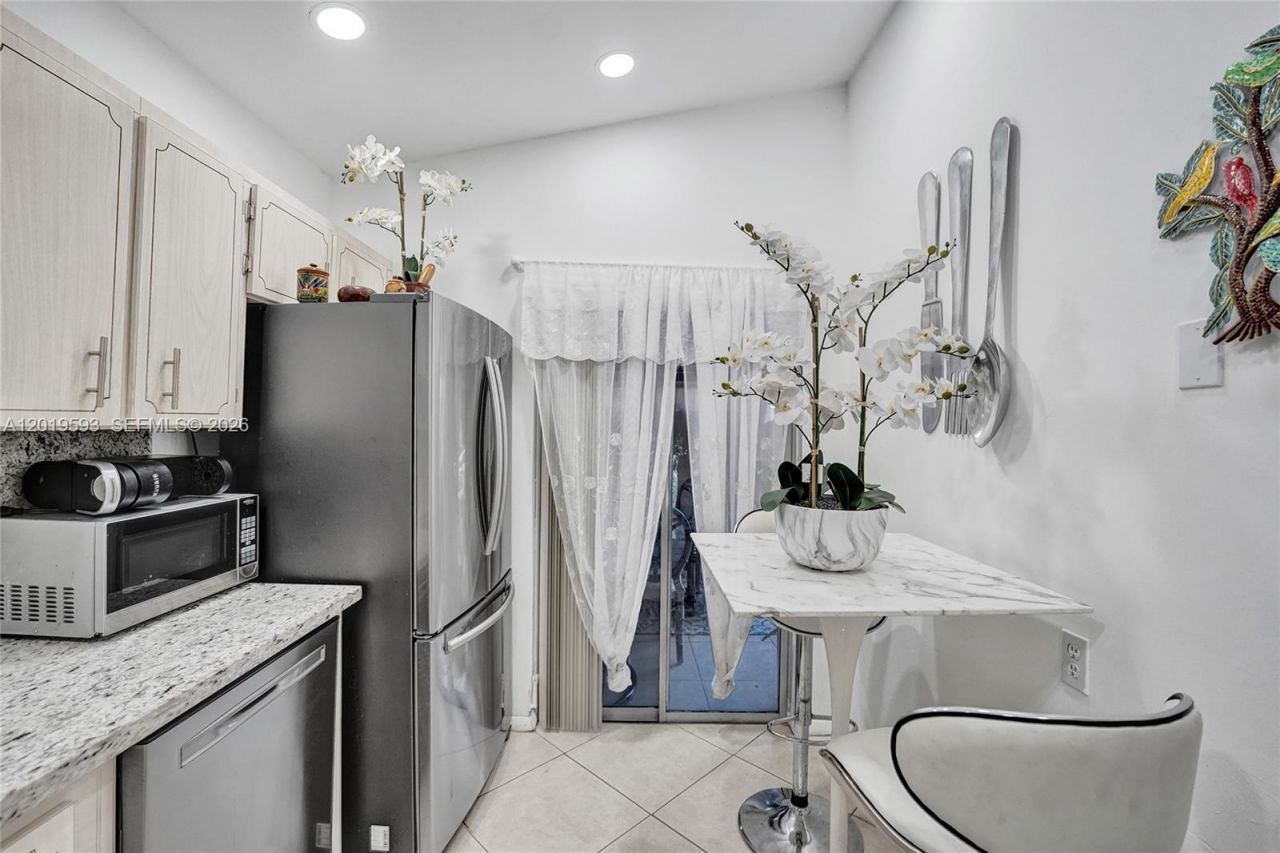 123 Briarwood Cir, Unit 2-5, Hollywood, FL 33024 Photo