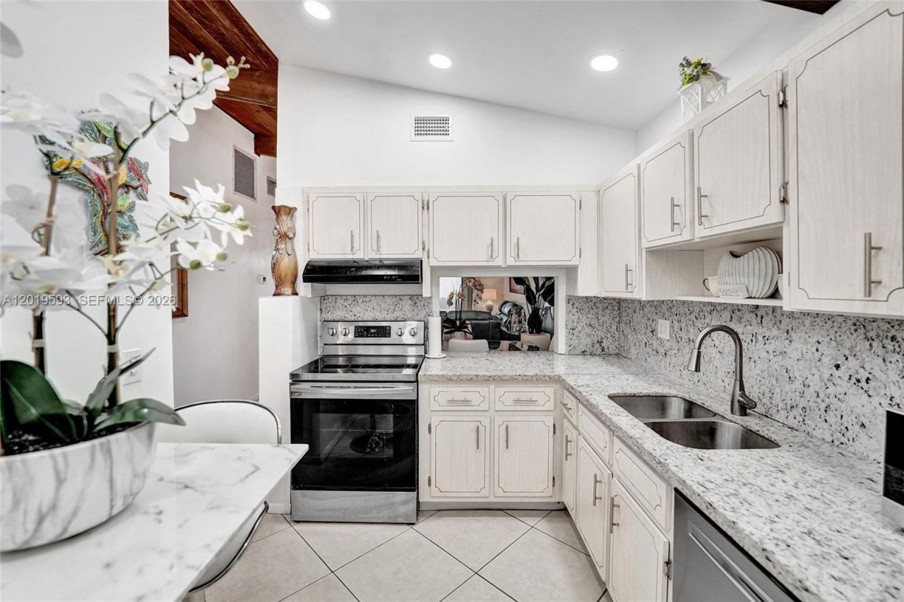 123 Briarwood Cir, Unit 2-5, Hollywood, FL 33024 Photo