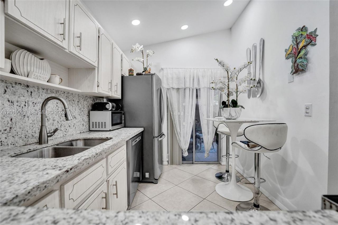 123 Briarwood Cir, Unit 2-5, Hollywood, FL 33024 Photo