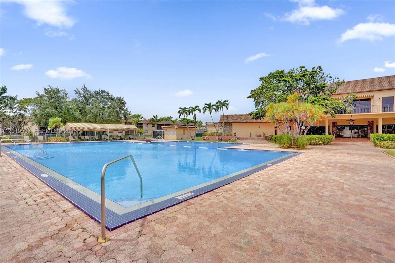 123 Briarwood Cir, Unit 2-5, Hollywood, FL 33024 Photo