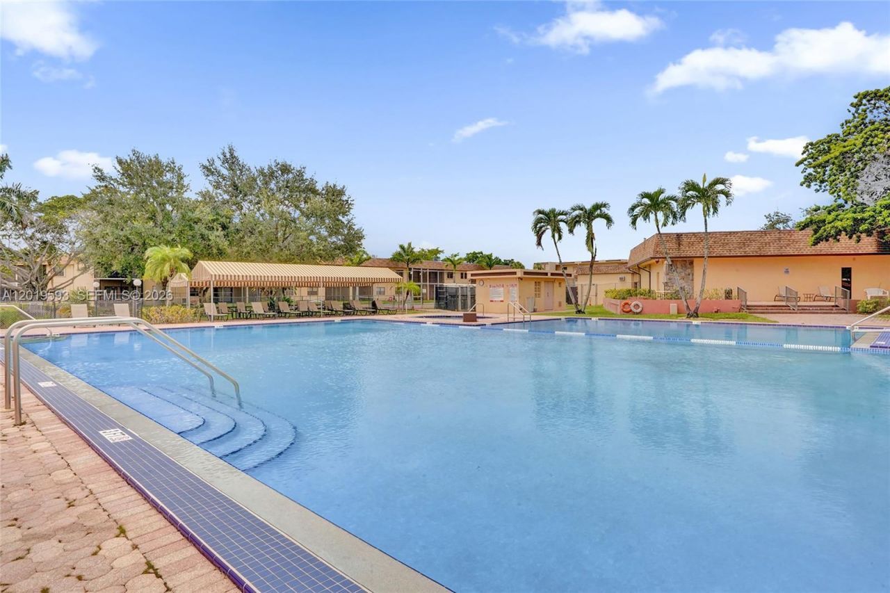 123 Briarwood Cir, Unit 2-5, Hollywood, FL 33024 Photo